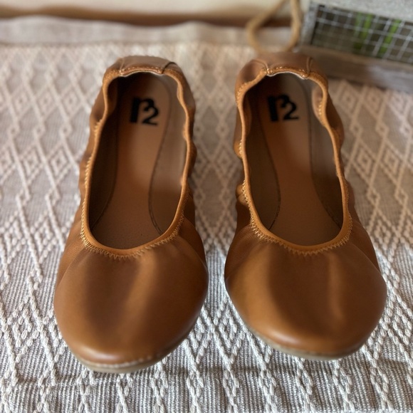 r2 Fairfax Size 9.5 Elastic Ballet Flat. Brown. Round toe. Easy slip on. - Picture 2 of 5